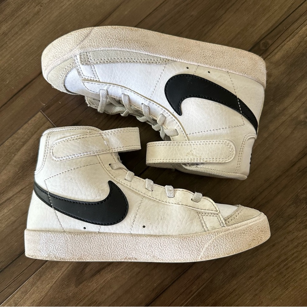 Used in good condition. Kids Nike shoes. Size 13C
